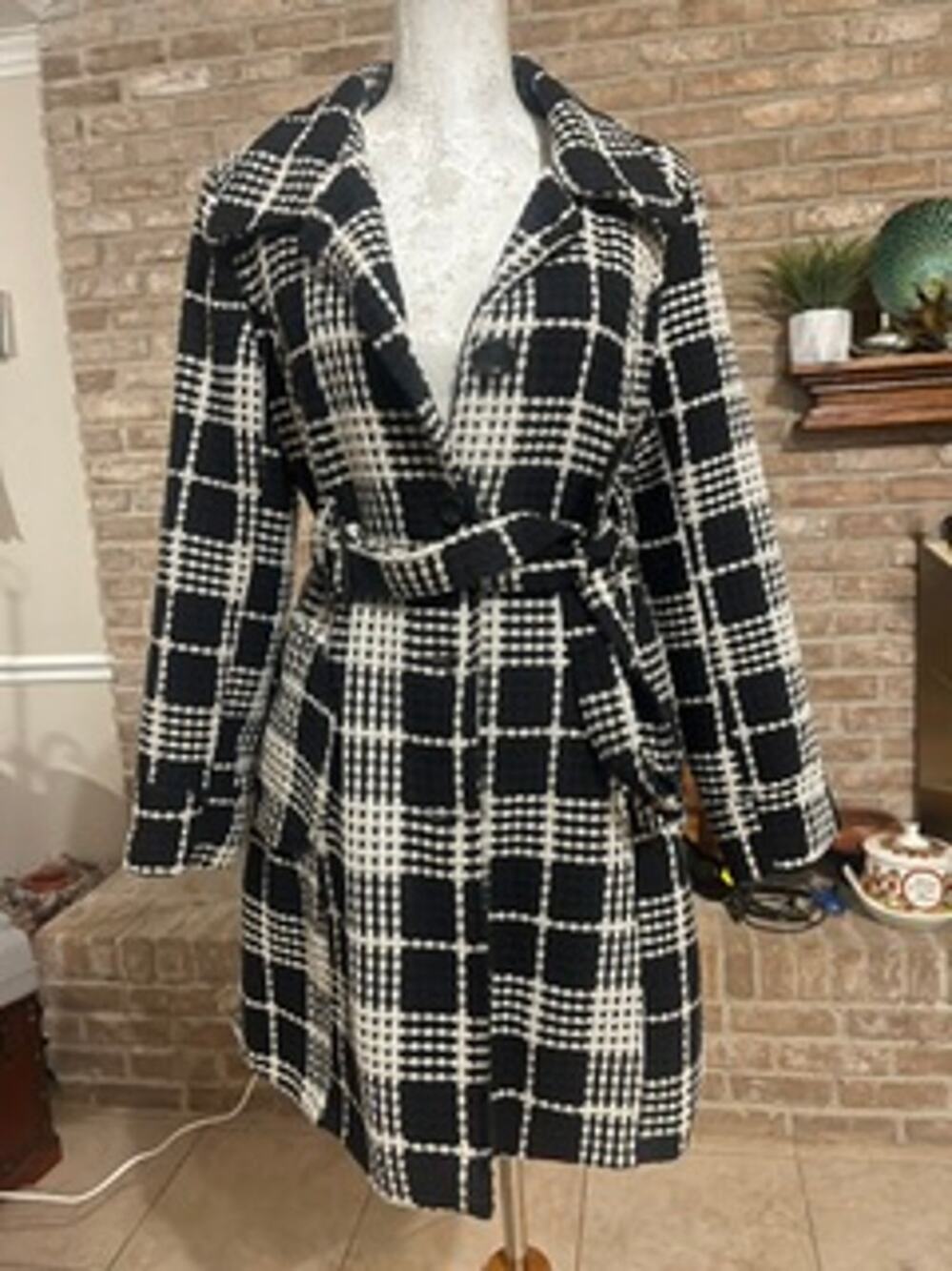 Black and Cream Plaid Belted coat! Sz XL